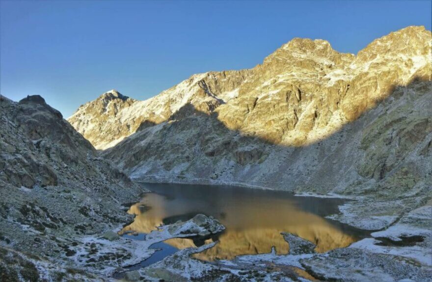 Horské jezero v národním parku Mercantour v Přímořských Alpách, Alpes Maritimes, Francie.