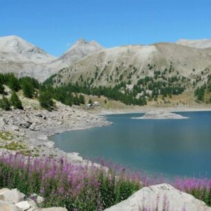 Lac d'Allos je oblíbeným cílem návštěvníků národního parku Mercantour v Přímořských Alpách, Alpes Maritimes, Francie.