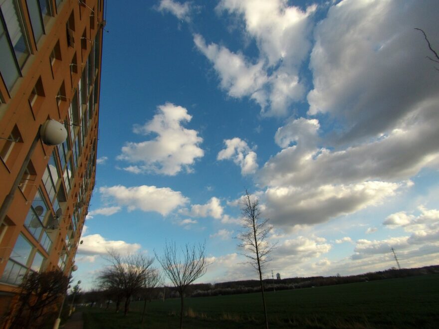 Pozdě odpoledne při částečném zatažení je střed snímku ostrý a dobře exponovaný, mimo střed je motiv rozmazán