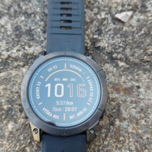 Na výběr je docela dost designů ciferníků, které je možno ještě upravovat a obarvovat - GARMIN EPIX PRO