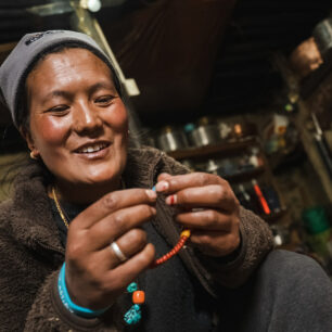 Nákup náramků na podporu místních v nepálské vesnici.