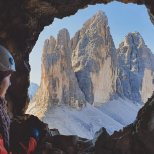 Výhledy na Tre Cime z kamenného okna v tunelech z první světové války. Výstup na Paternkofel ferratou De Luca Innerkofel-Paternkofel, Dolomity, italské Alpy.
