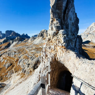 Výstup na Paternkofel ferratou De Luca Innerkofel-Paternkofel vede systémem tunelů z první světové války. Dolomity, italské Alpy.
