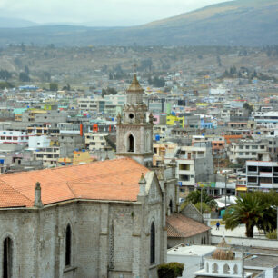 Pestrobarevná zástavba ekvádorských měst se živelně šplhá po svazích And.
