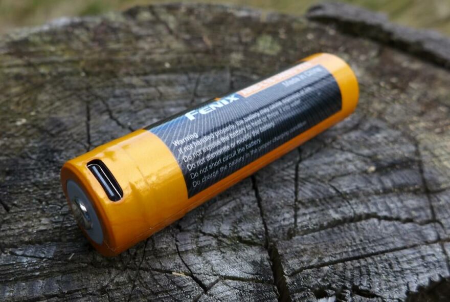 Akumulátor lze nabíjet samostatně pomocí USB-C.