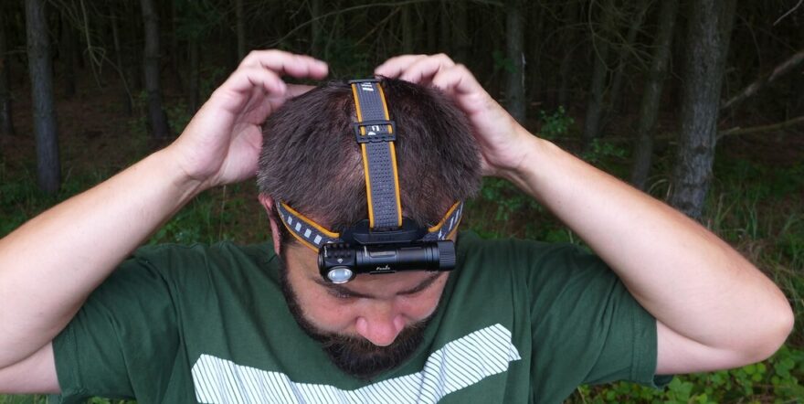 Délku popruhů si snadno nastavíte i když už máte čelovku na hlavě.