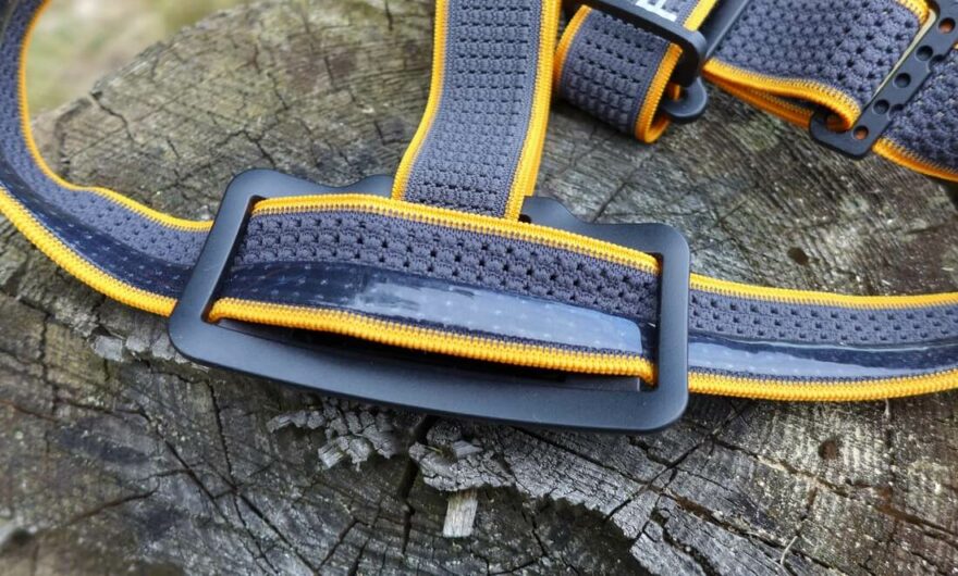 Přední strana vodorovné pruženky je opatřena protiskluzovým proužkem.