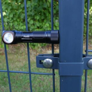 Svítilnu lze přichytit na feromagnetické povrchy.