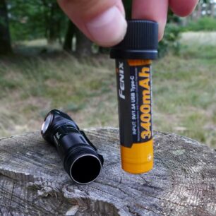 Vyjmutí akumulátoru pomocí magnetické koncovky svítilny.