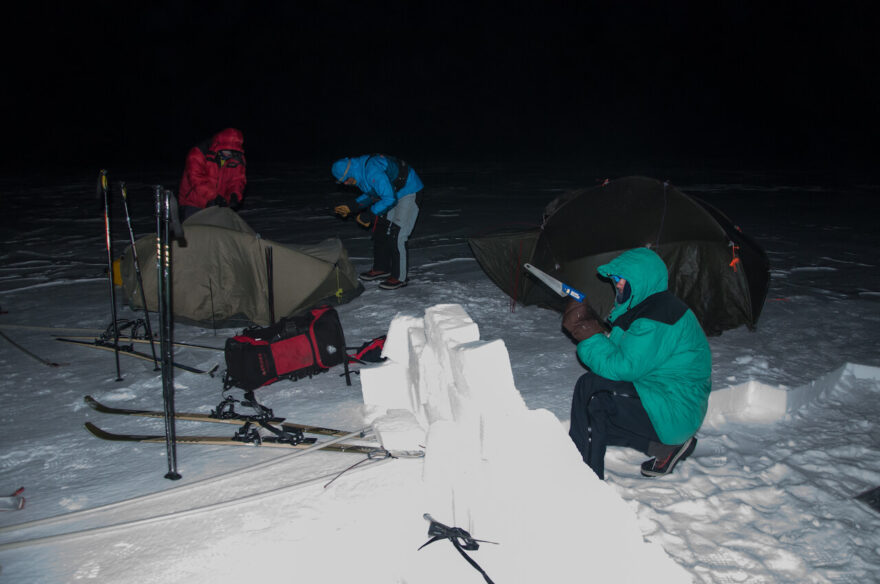 Stavba sněhové zástěny při táboření na sněhu