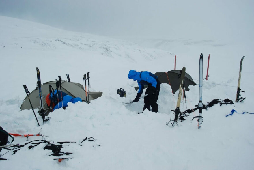 Při táboření na sněhu je zapuštění stanu do záhrabu elegantnější a jednodušší než zástěna, ale hrozí větší nebezpečí úplného zavátí