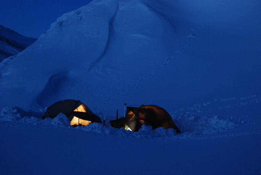 Zapuštění stanu do záhrabu je elegantnější a jednodušší než zástěna, ale hrozí větší nebezpečí úplného zavátí.
