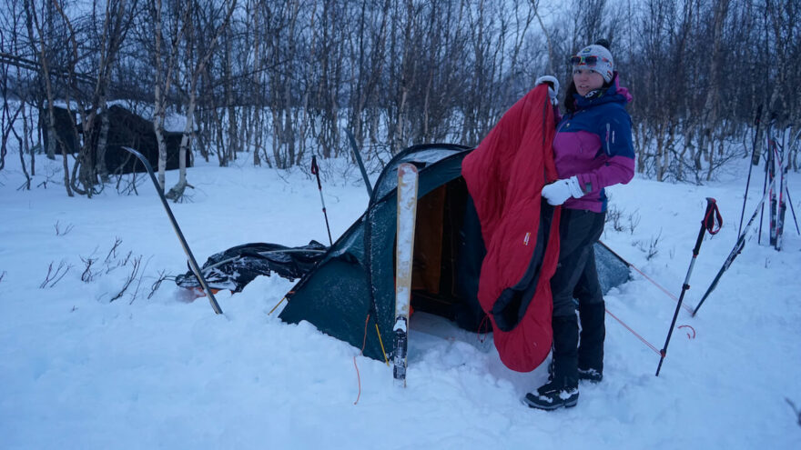 Při táboření v zimě jedůležité nevyválet spacák ve sněhu a nenatahat si tak do stanu nežádoucí vlhko