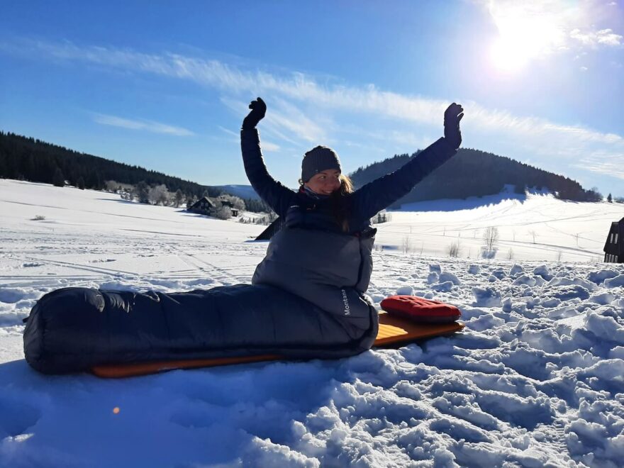 Pro výběr spacáku neexistuje žádná obecně platná rovnice, protože vnímání tepla a zimy je do určité míry subjektivní. Spaní v mraze si vyzkoušejte nejdřív nanečisto poblíž chaty.