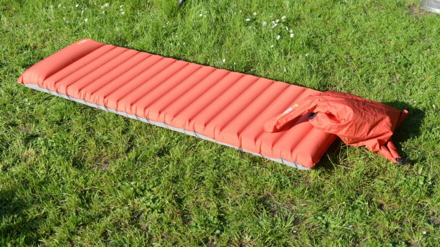 Karimatka WARMPEACE STRATUS - ta s polštářkem včetně nafukovacího vaku