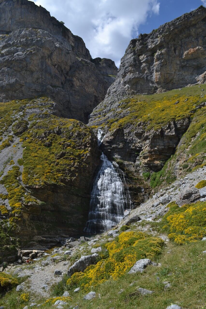 Vodopád Cola de Caballo v závěru kaňonu Ordesa. Národní park Valle de Ordesa y Monte Perdido, Španělsko.