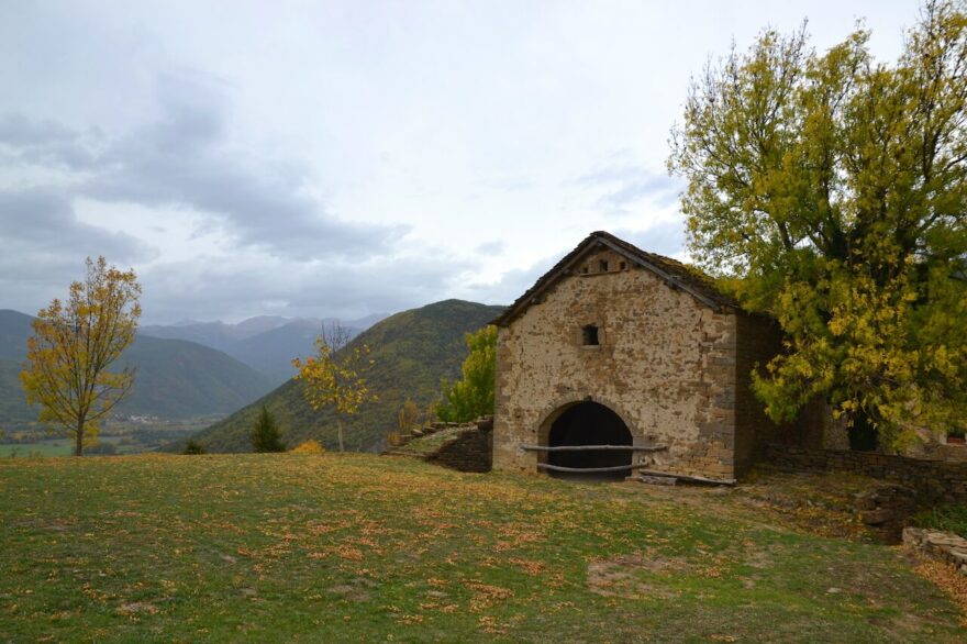 Opuštěná vesnice Susín, Aragonie, Pyreneje, Španělsko.
