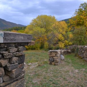 Opuštěná vesnice Susín, Aragonie, Pyreneje, Španělsko.