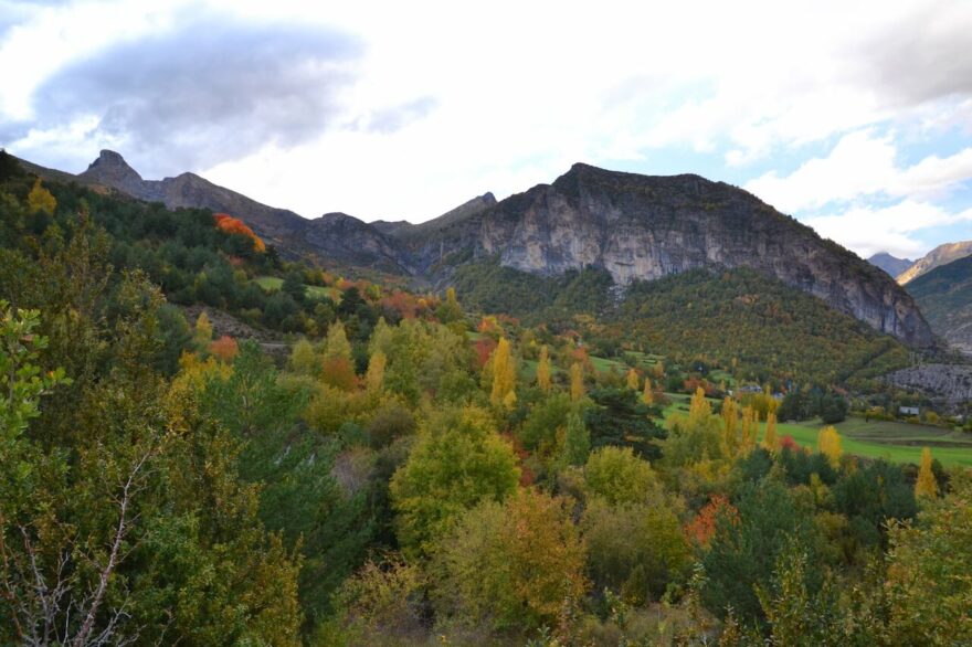 Barvy babího léta u vesnice Escarilla, údolí Tena, Pyreneje, Španělsko.