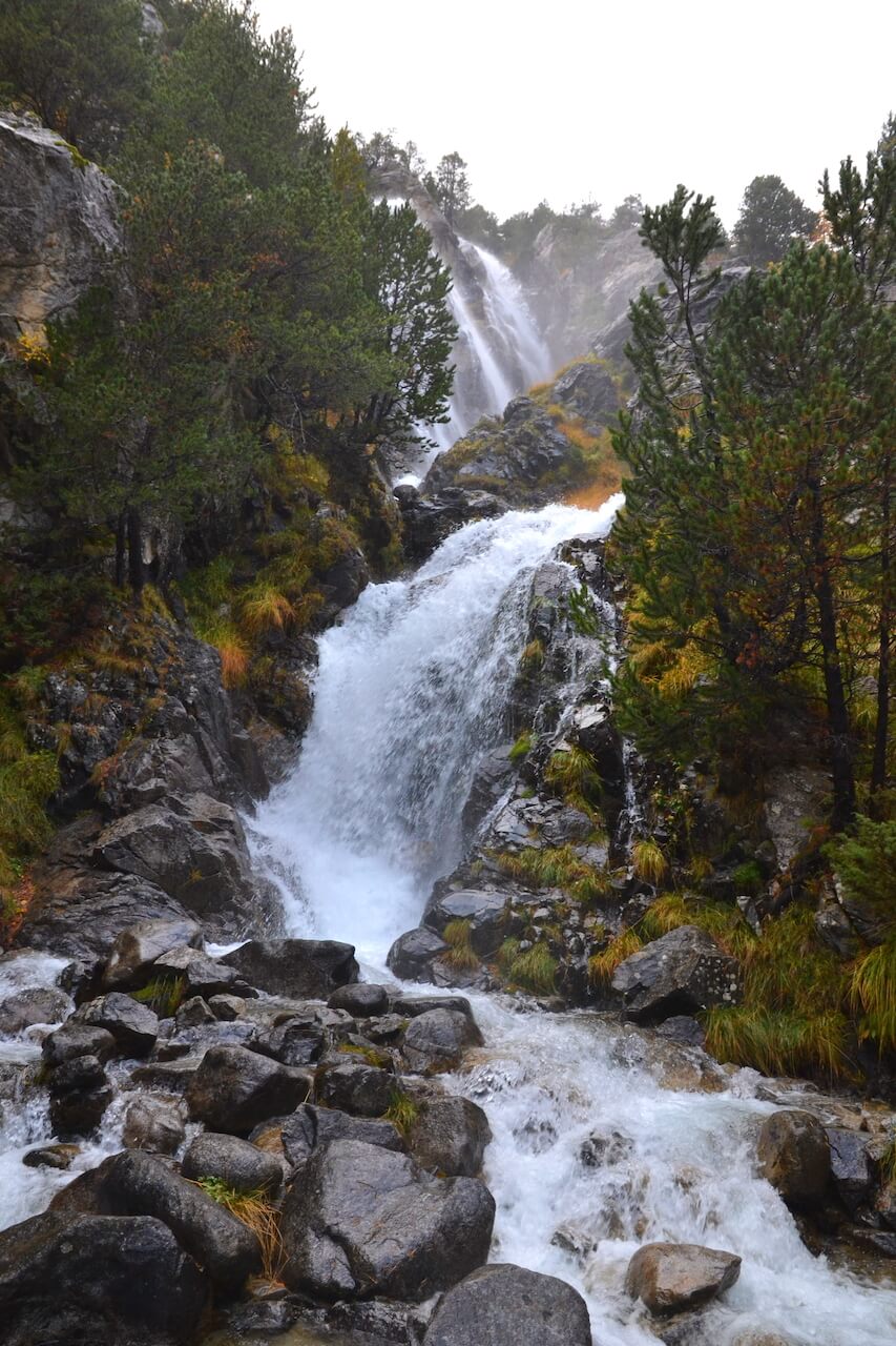 Jeden z vodopádů v lázních Panticosa, údolí Tena, Pyreneje, Aragonie, Španělsko.