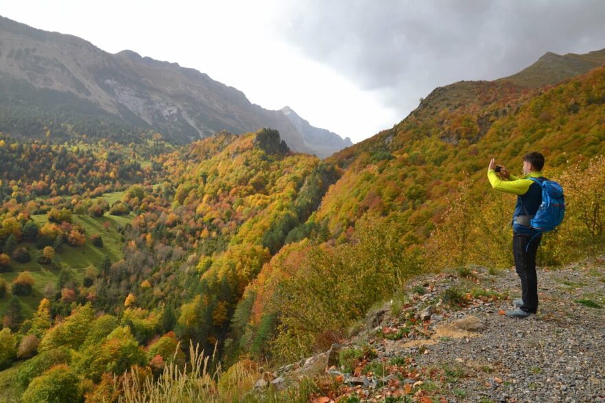 Barvy babího léta v odlehlém údolí Bujaruelo, Pyreneje, Španělsko.
