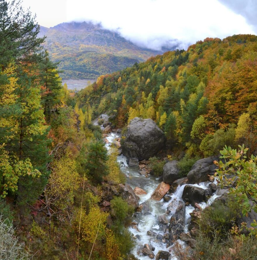 Vodopád v Bosque de Betato, údolí Tena, Pyreneje, Aragonie, Španělsko.
