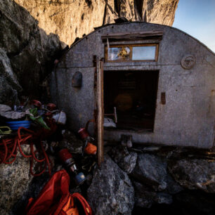 Nejskromnějším horským příbytkem jsou bivaky - typicky jde o malé plechové boudy o půdorysu cca 2x2 metry