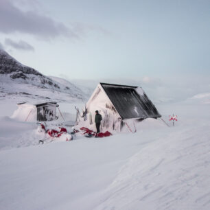 Při špatném počasí je možné využít chatkou, která slouží jako nouzový přístřešek, zimní přechod Kungsleden