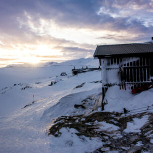 Zimní přechod Kungsleden vede drsnou skandinávskou přírodou a jednou z posledních divočin Evropy.