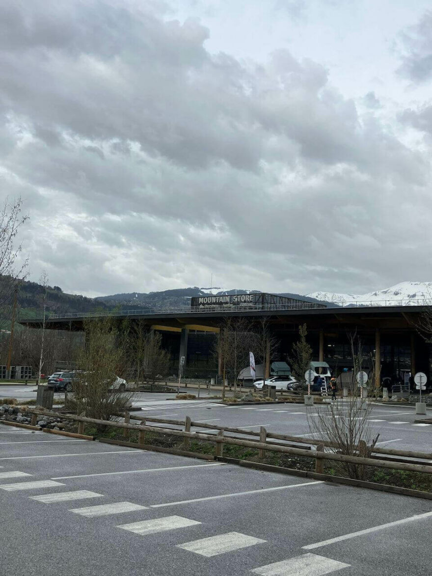 Mountain Store v Chamonix je chrámem turistických značek, patřící pod sportovní řetězec Decathlon.
