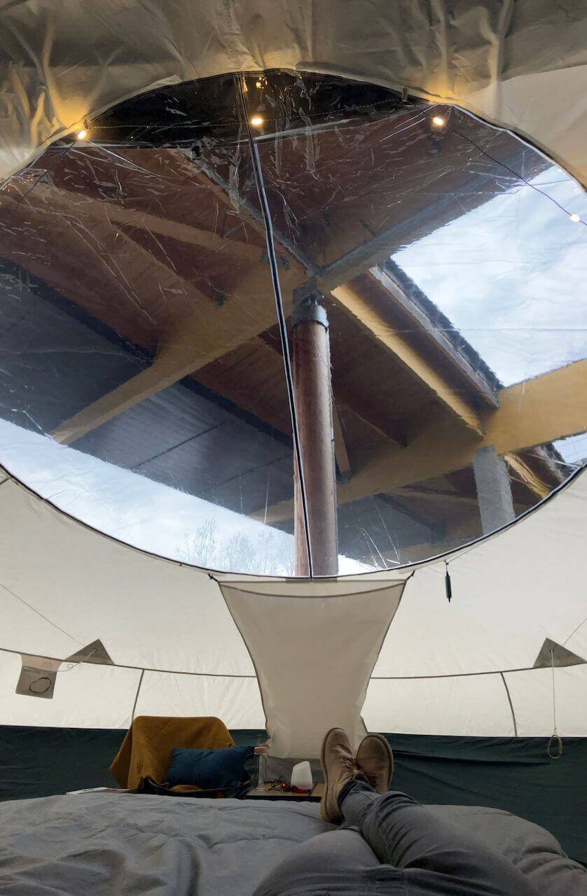 Decathlon nabízí nafukovací stan Air Seconds Skyview Polycoton, který připomíná v dnešní době tolik populární glampingové ubytování.