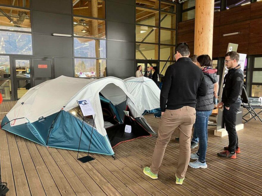 Jednotlivé novinky značek Quechua a Forclaz pro rok 2023 si účastníci mohli detailně prohlédnout