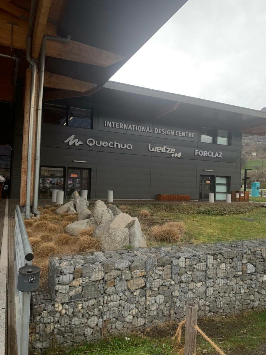 Mountain Store v Chamonix je chrámem turistických značek, patřící pod sportovní řetězec Decathlon.