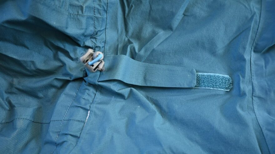 Detail regulace objemu kapuce bundy PINGUIN PARKER