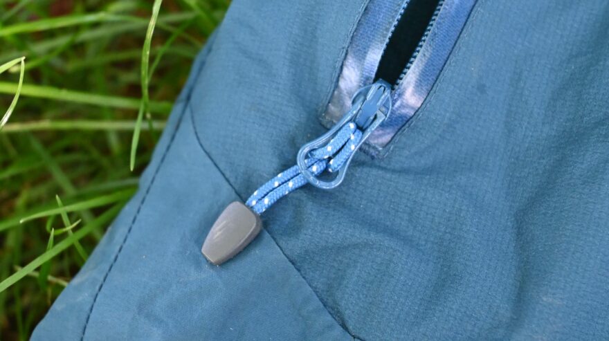 Detail táhla jezdce zipu na kapse bundy PINGUIN PARKER