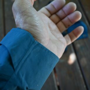 Detail vyztužení konce rukávu outdoorové bundy PINGUIN PARKER