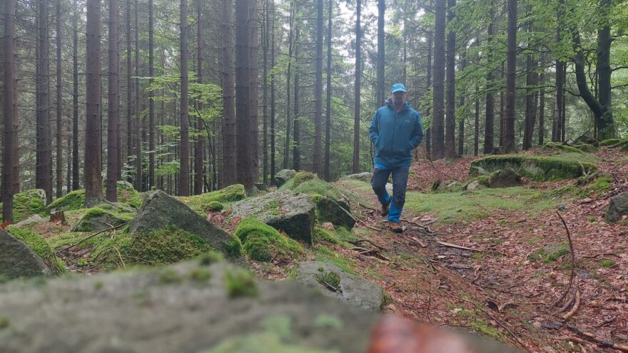 Testování probíhalo kromě hor i při výpravách v lesích a skalách Adršpachu