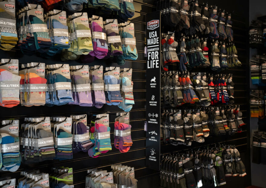 Americká firma Darn Tough má 100% kontrolu nad kvalitou produktů, díky tomu vyrábí a prodává ponožky, které nemají konkurenci a nabízí doživotní záruku!