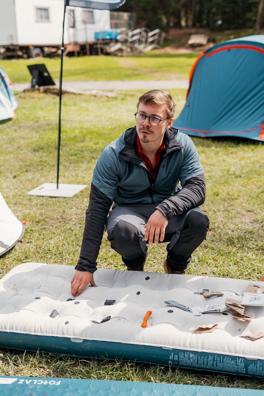 Designéři Decathlonu vytvářejí výrobek tak, aby do něj integrovali dostupná a snadno realizovatelná řešení, aby se dal produkt opravit.