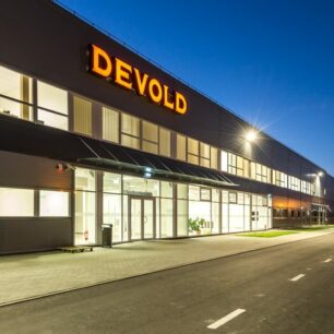 Při výrobě inovativních a vysoce kvalitních produktů klade Devold důraz jak na původ a kvalitu surovin, tak na vysokou preciznost řemeslného zpracování v moderní továrně v Pobaltí.