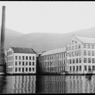 Historický záběr továrny značky Devold v norském Langevågu.