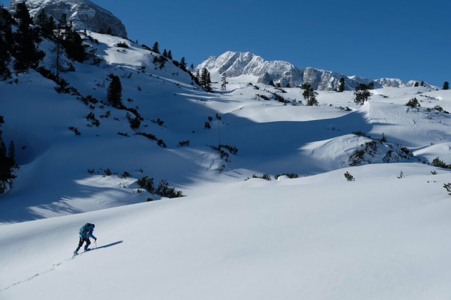 Na túře na sněžnicích s dětmi je třeba dbát především na bezpečnost a mít zkušenosti s pohybem ve volném zimním terénu.