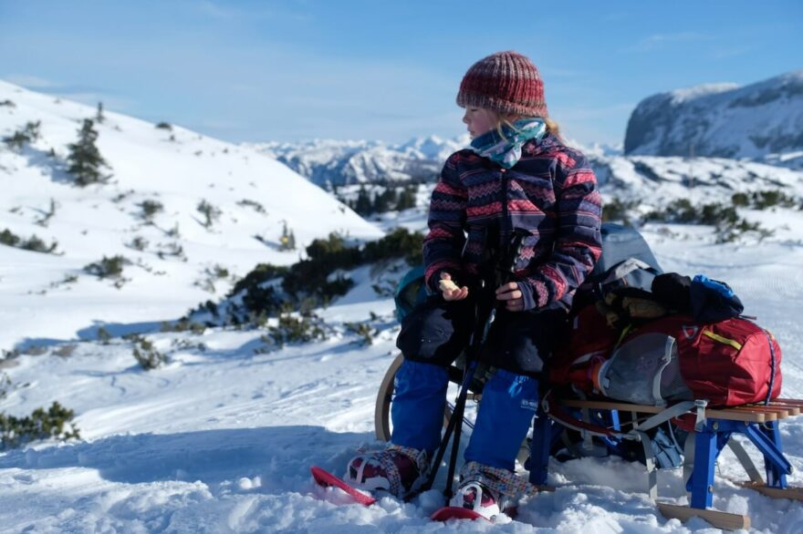 Často se dá výlet na sněžnicích spojit se sjezdem na sáňkách, což pro děti může být velké lákadlo
