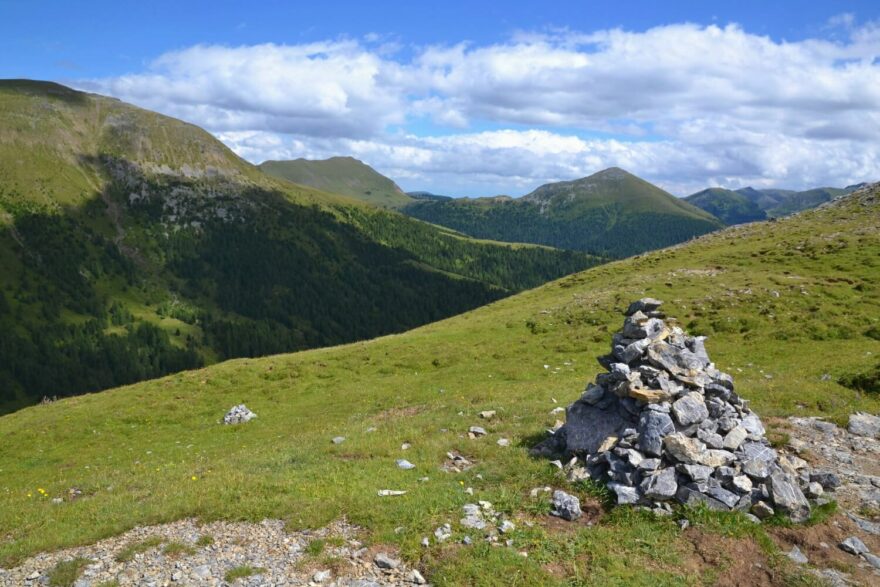 Nockberge nad Eisentalhohe, nejvyšším bodem vysokohorské silnice Nockalmstrasse. Alpy, Korutany, Rakousko.