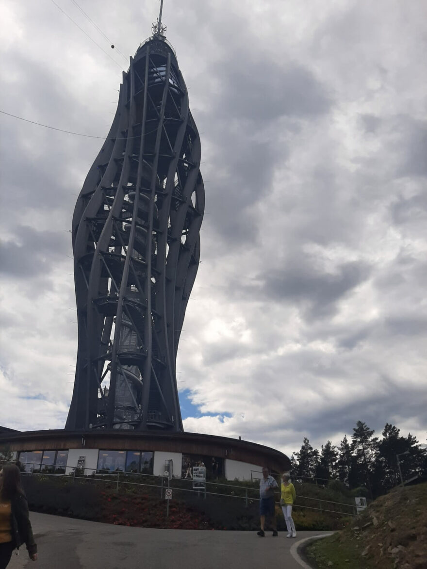 Pyramidenkogel – vyhlídková věž nad jezerem Wörthersee. Korutany, Rakousko.