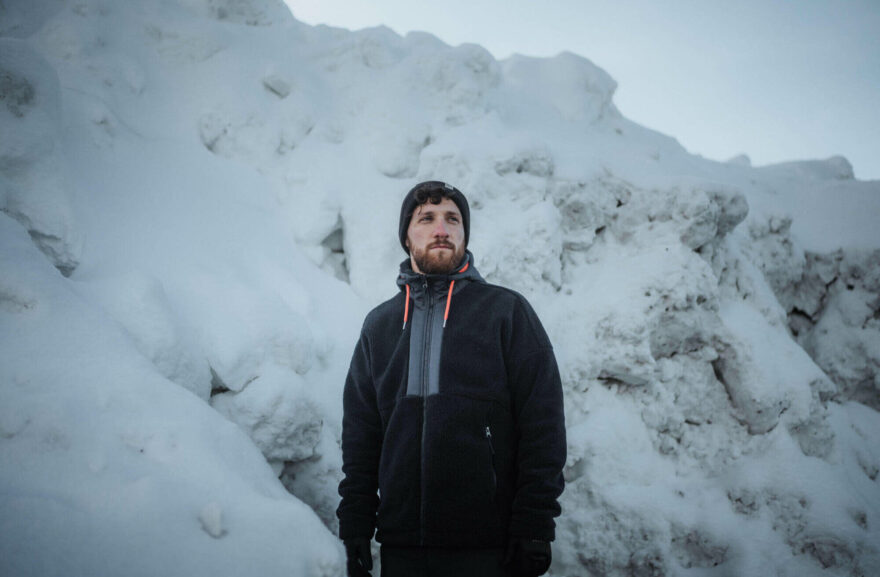 Pánská turistická hřejivá fleecová mikina SH 900 je vhodná na turistiku v chladném období.