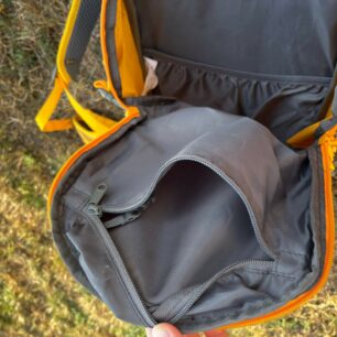 Vnitřní kapsa s popruhem na zajištění klíčů - Northfinder ANNAPURNA 20l