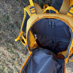 Vstup do hlavní komory turistického batohu Northfinder ANNAPURNA 20l