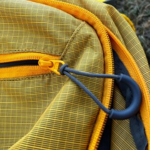 Zipy jsou opatřeny těmito velkými táhly - Northfinder ANNAPURNA 20l