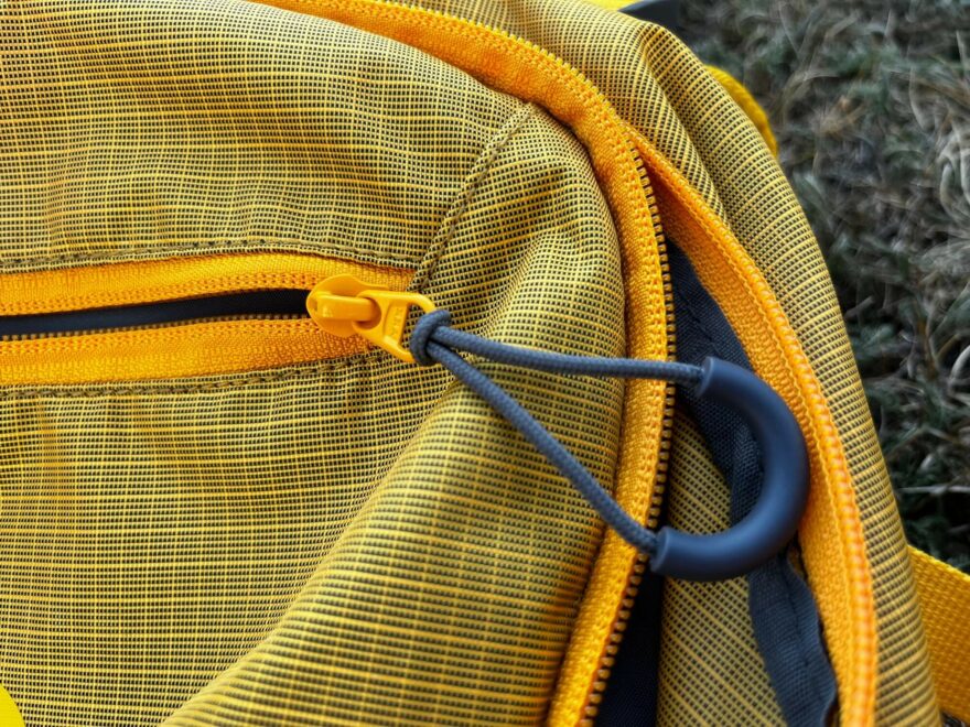 Zipy jsou opatřeny těmito velkými táhly - Northfinder ANNAPURNA 20l